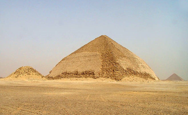 Dahshur, aperta al pubblico la Piramide romboidale e annunciata la scoperta di mummie tarde - Djed Medu