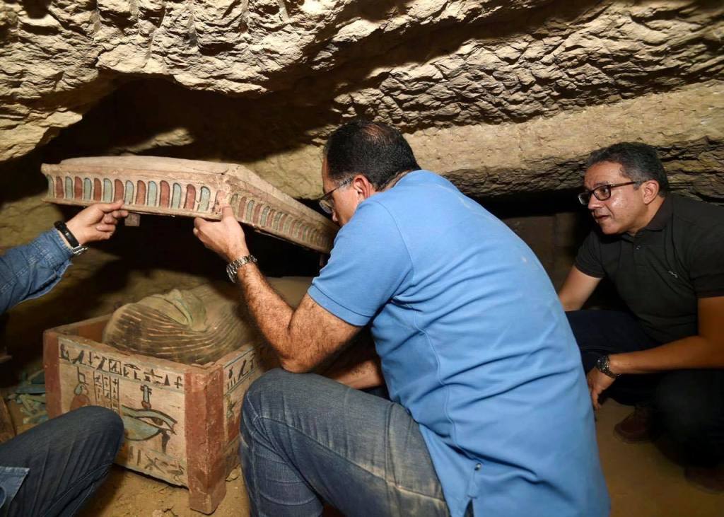 A Saqqara trovati altri tre pozzi funerari con decine di sarcofagi - Djed Medu