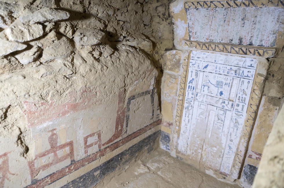 Saqqara, scoperte tombe di Antico Regno con 9 statue in pietra e una mummia di 4300 anni - Djed Medu