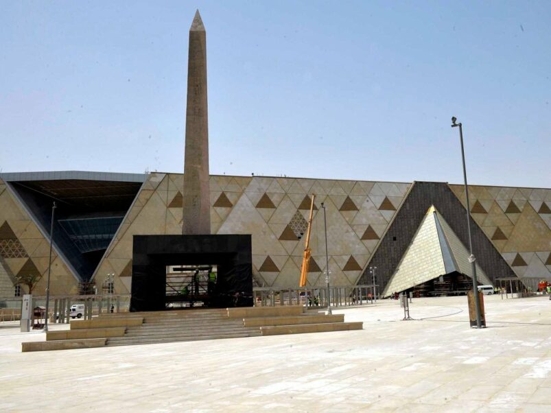 Un obelisco sospeso al Grand Egyptian Museum - Djed Medu