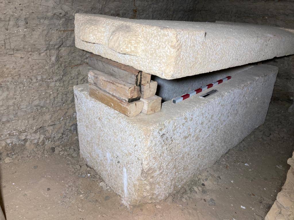 Saqqara, scoperte tombe di Antico Regno con 9 statue in pietra e una mummia di 4300 anni - Djed Medu