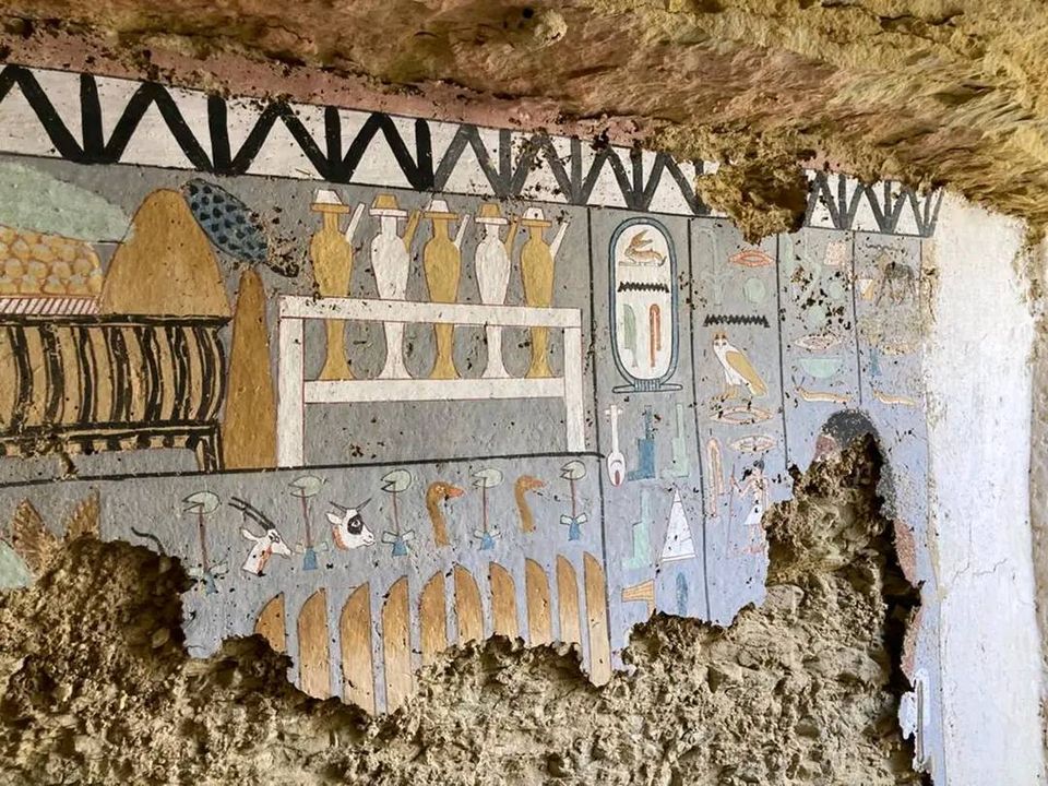 Saqqara, scoperte tombe di Antico Regno con 9 statue in pietra e una mummia di 4300 anni - Djed Medu