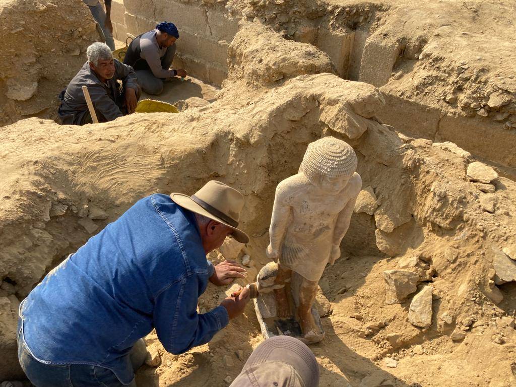 Saqqara, scoperte tombe di Antico Regno con 9 statue in pietra e una mummia di 4300 anni - Djed Medu