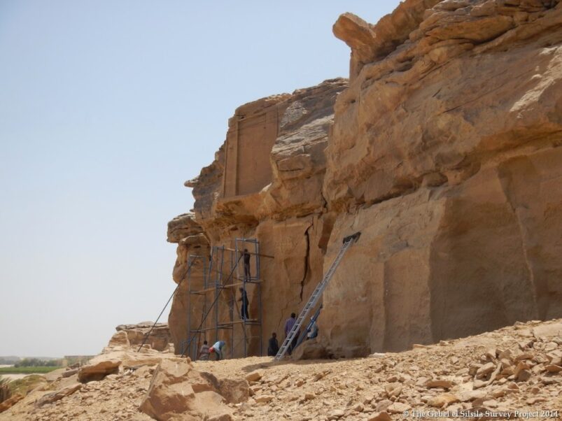 Arrampicati a 14 m d'altezza per la stele di Amenofi IV a Silsila - Djed Medu