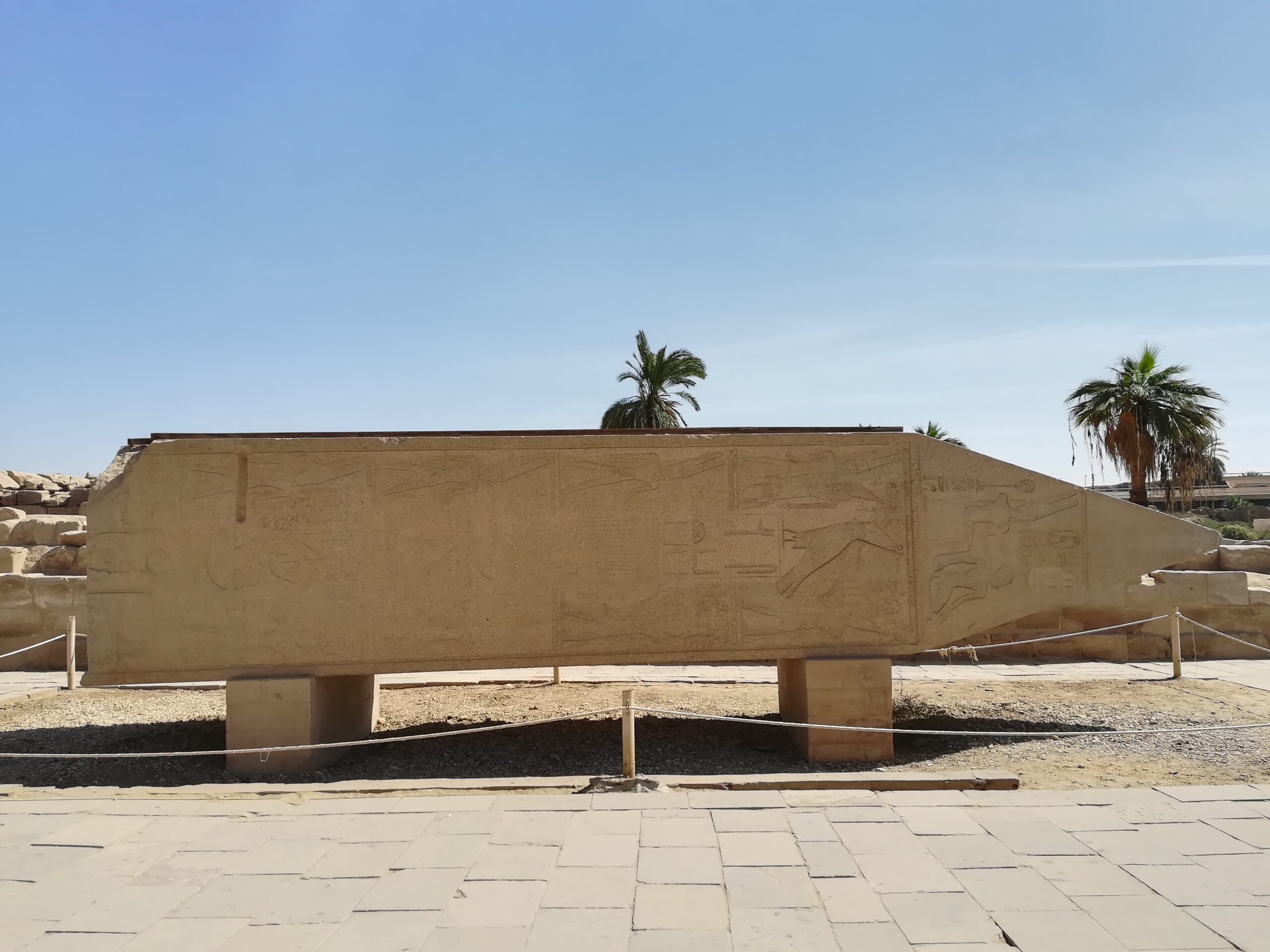 Rinnalzato l'obelisco caduto di Hatshepsut a Karnak - Djed Medu