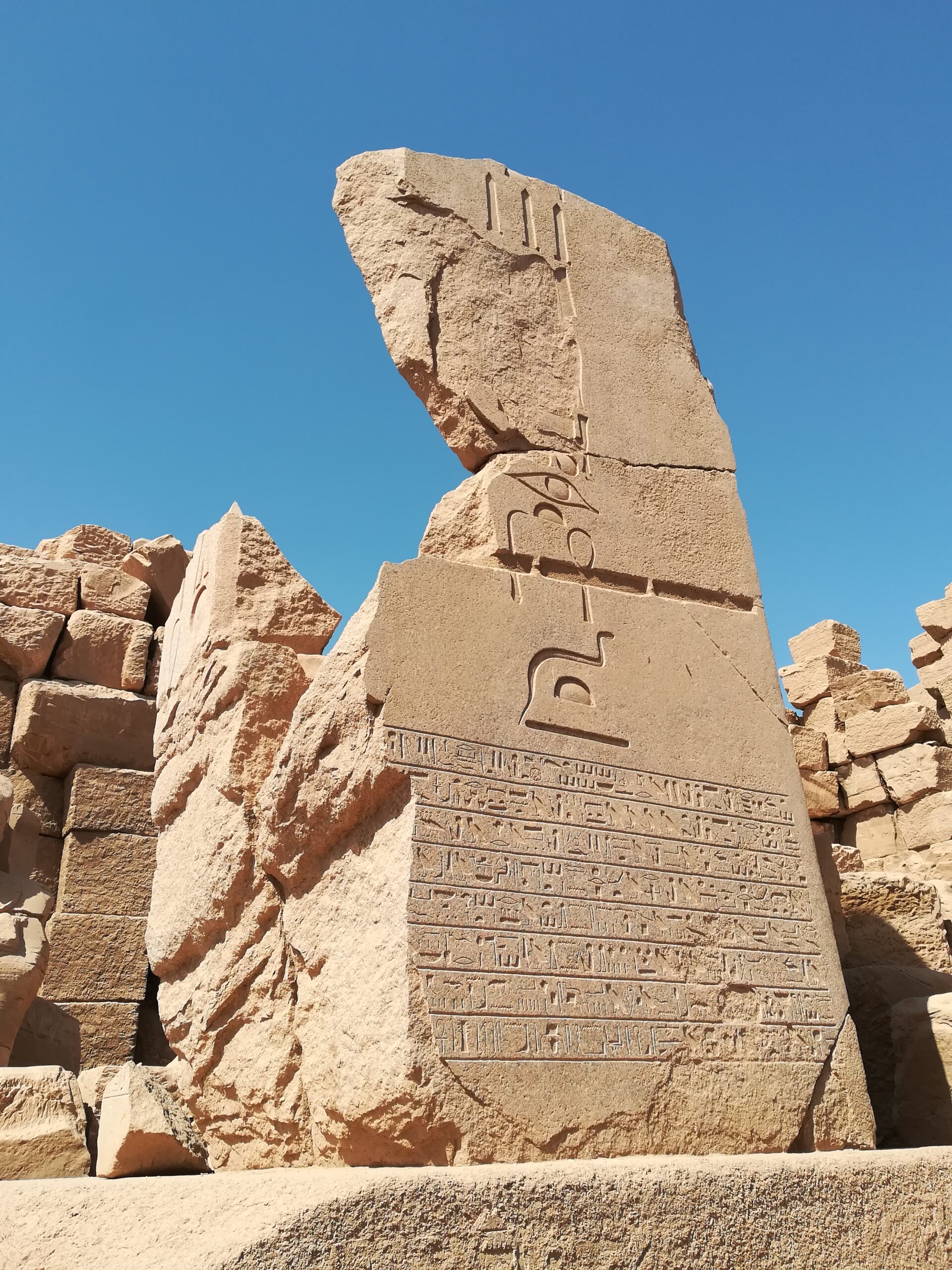 Rinnalzato l'obelisco caduto di Hatshepsut a Karnak - Djed Medu